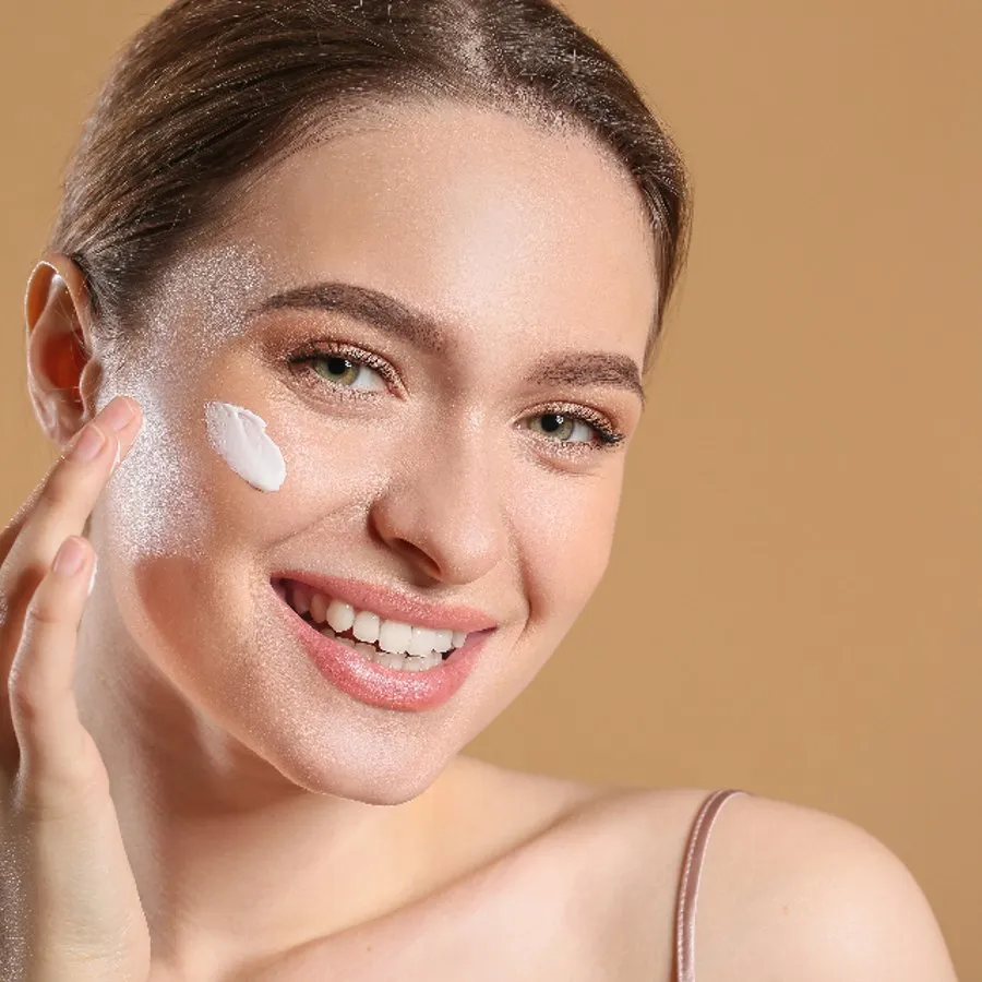 Piel luminosa con sombras de hojas