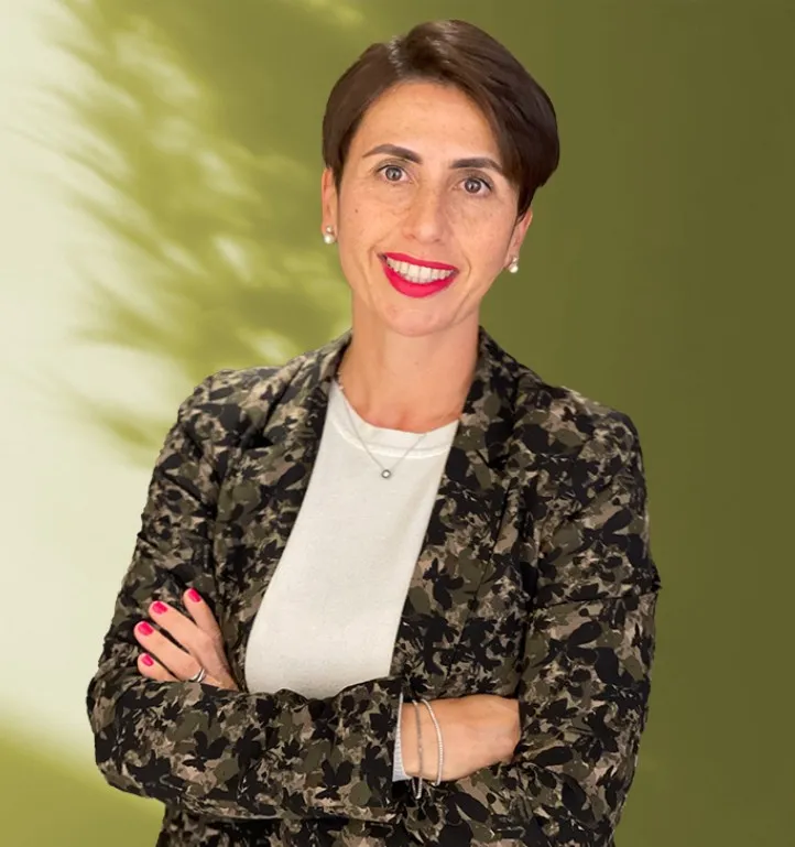 Cristina Coma, fundadora de la marca, sonriendo con los brazos cruzados