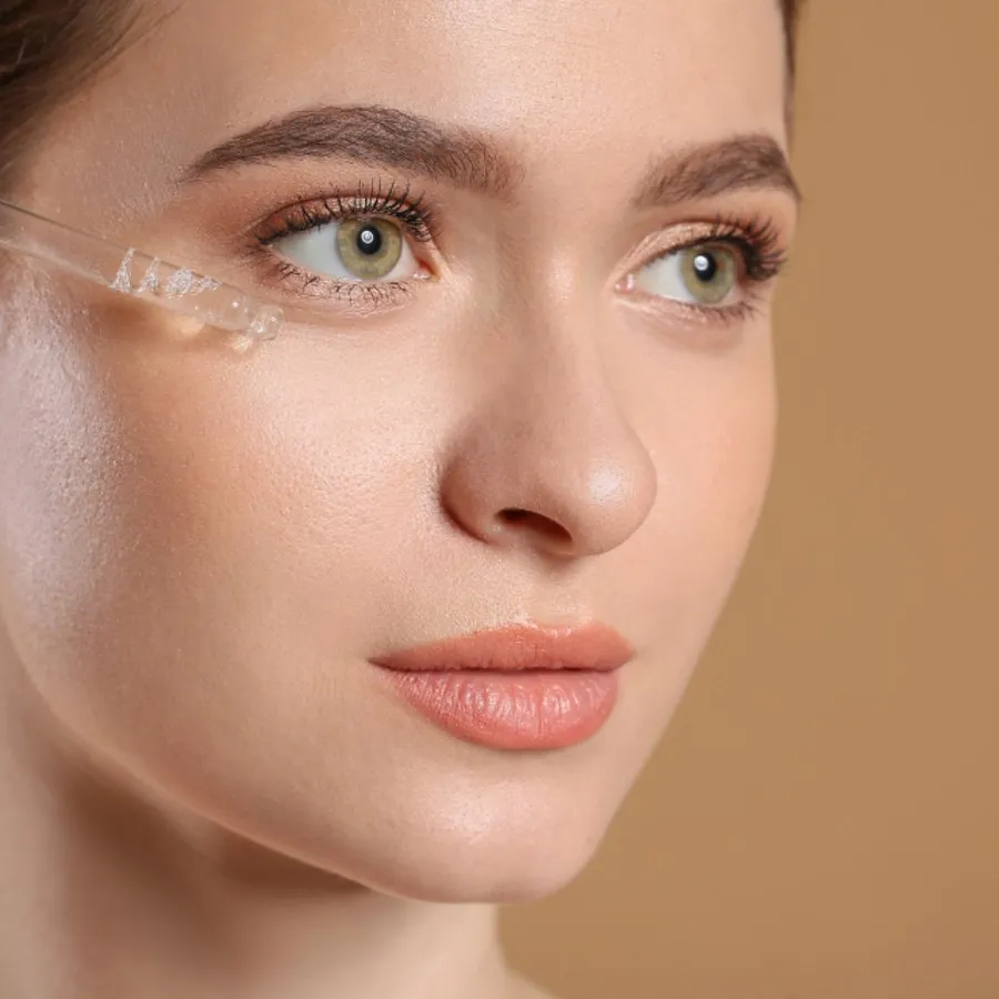 Piel luminosa con sombras de hojas